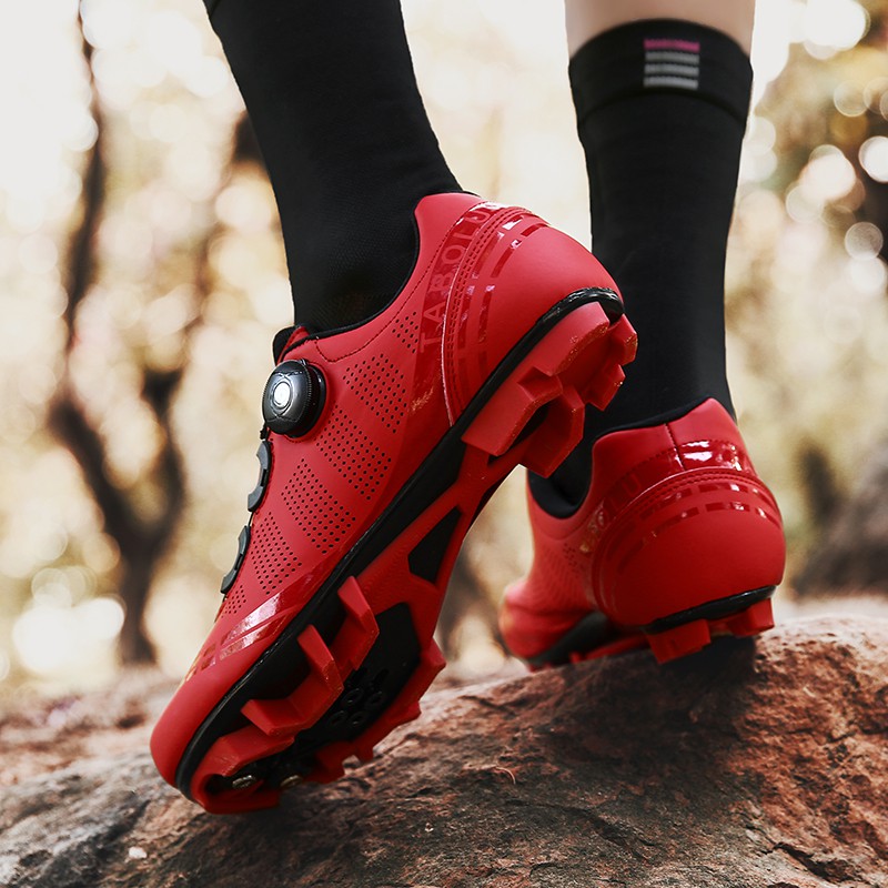 Cycling shoes for flat outlet feet