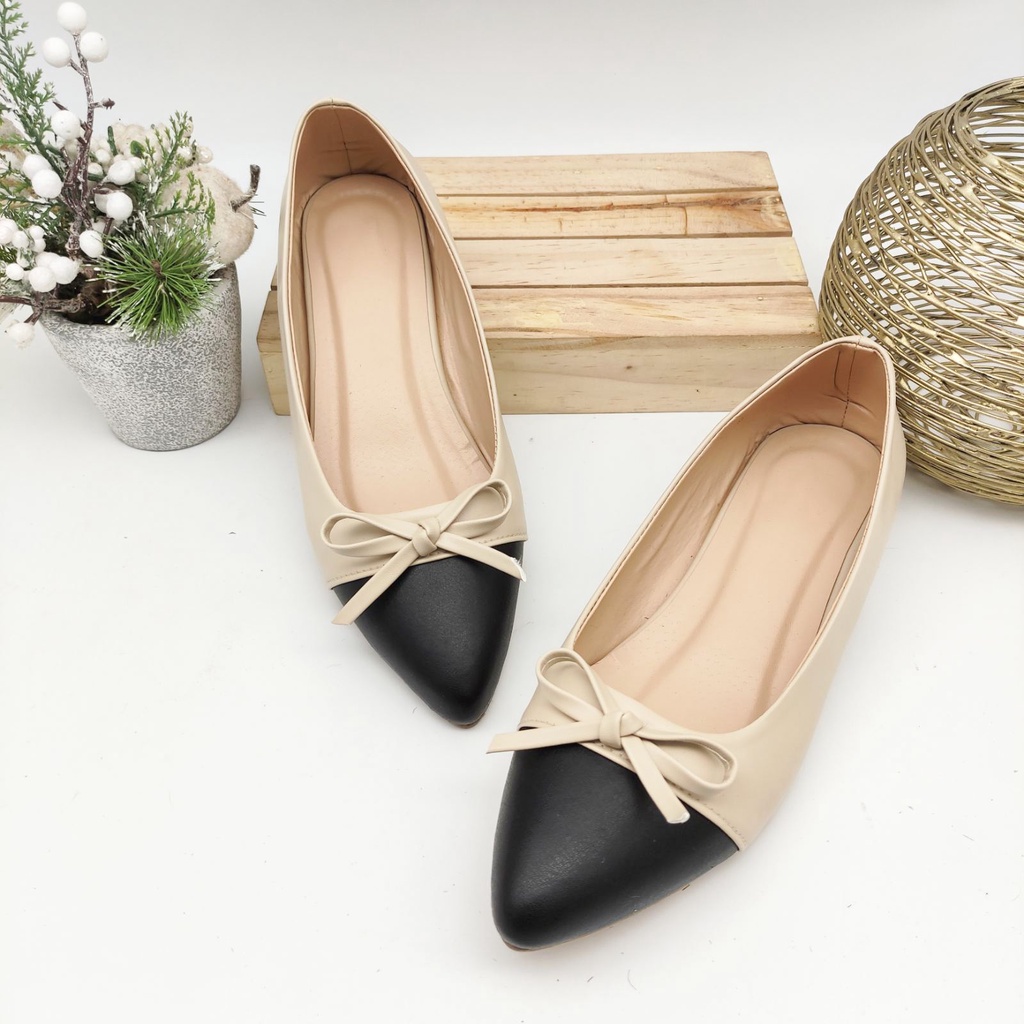 R&A707 1-Inch Closed Toe Heeled Shoes with Black Pointed Toe Tip & Bow ...