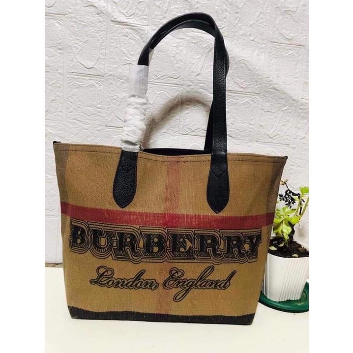 Burberry reversible tote large best sale