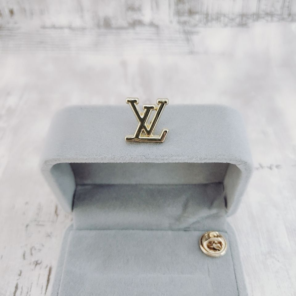 Louis Vuitton LV Logo Lapel Pin - Brass Lapel Pin, Pins - LOU802761