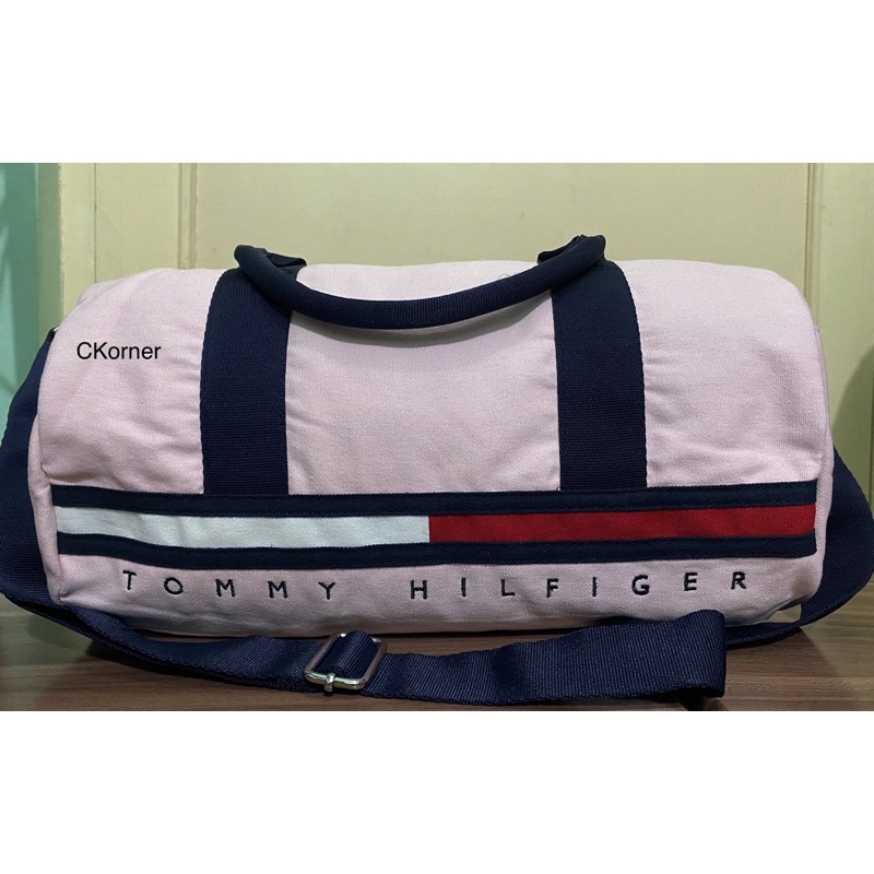 Small tommy best sale hilfiger duffle bag