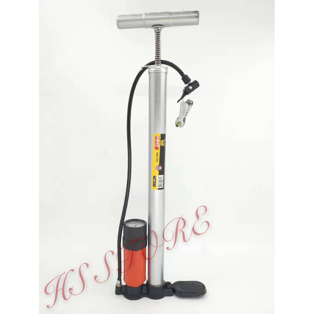 Hand tire pump with gauge clearance