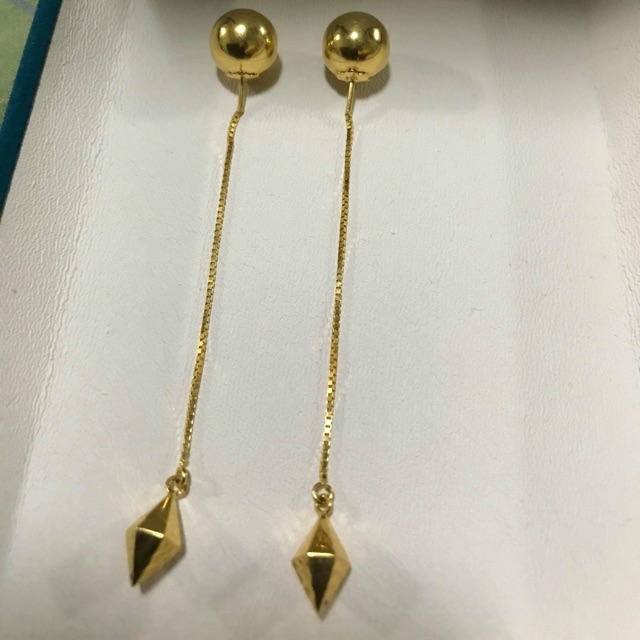 Saudi gold store dangling earrings