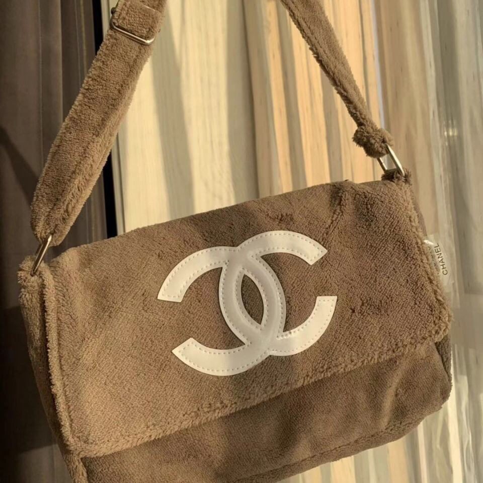 Chanel Medieval towel bag gift bag shoulder bag autumn and winter plush  messenger bag Yu Shuxin sam