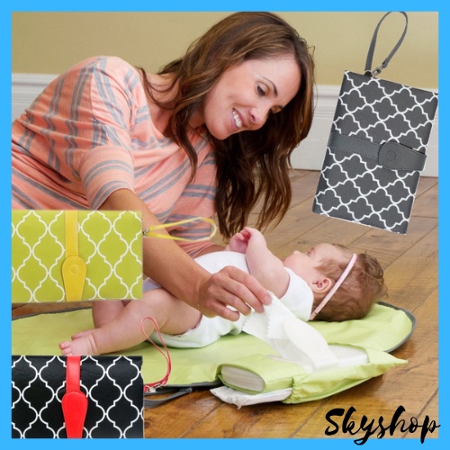 Diaper changing outlet clutch