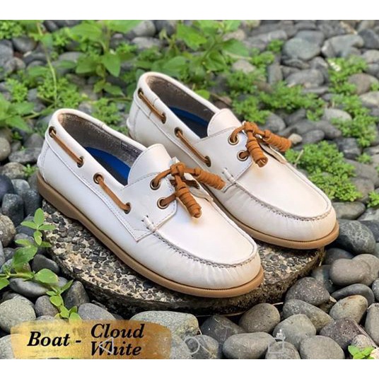 White boat hot sale shoes womens