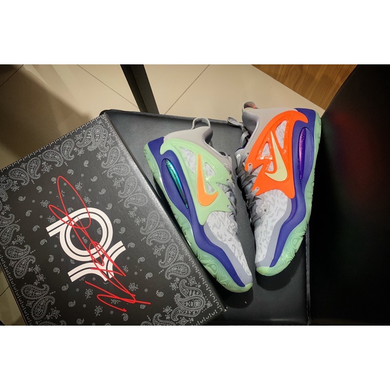 Kd sales mismatched shoes