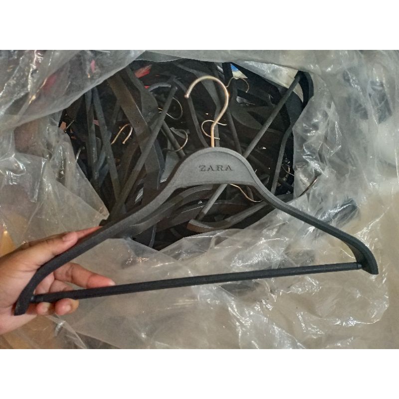50 pcs / 1 BOX Zara Thick Hangers MALL PULL OUT Shopee Philippines