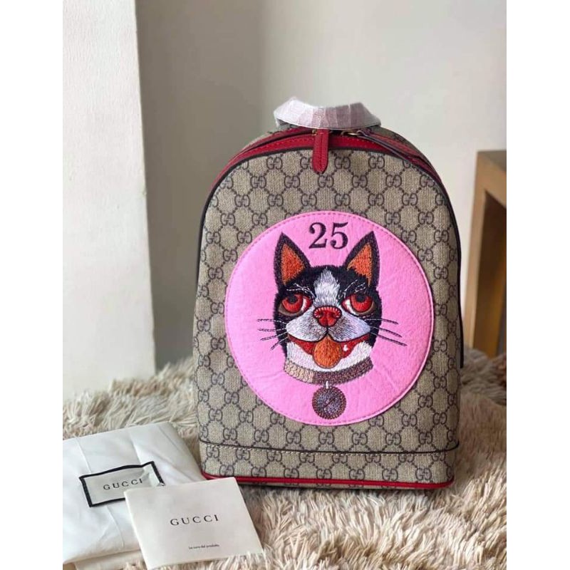 Gucci backpack store with cat