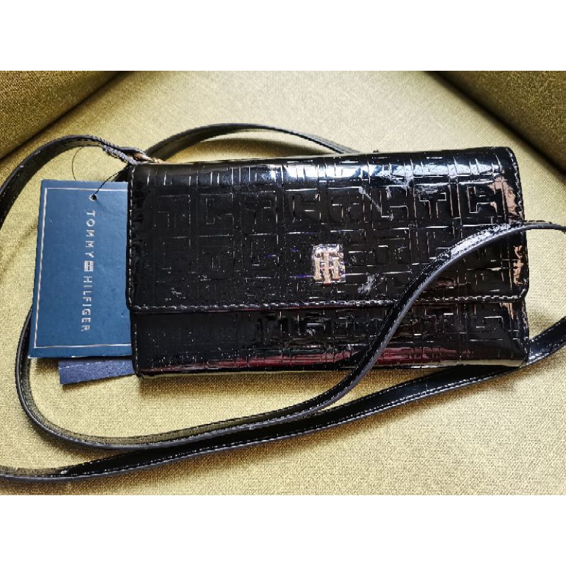 Tommy hilfiger sling clearance wallet