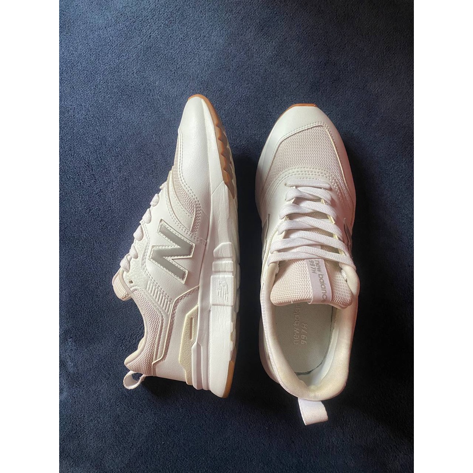 New balance hotsell white gum bottom