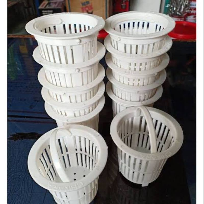 Plastic sink clearance basket