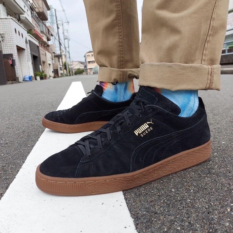 Puma suede deals black gum sole