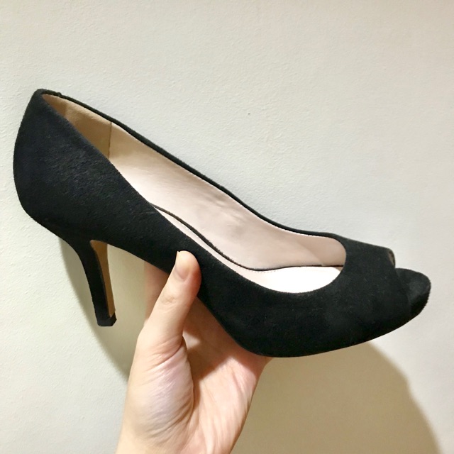 Vince camuto best sale black pumps