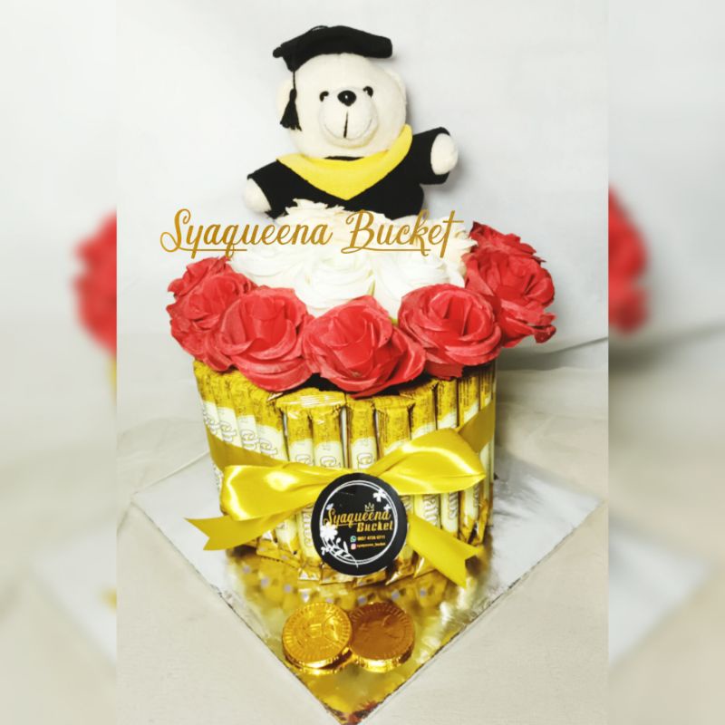 MAWAR Graduation tart Snack And artificial Roses. Elegant snack tart ...