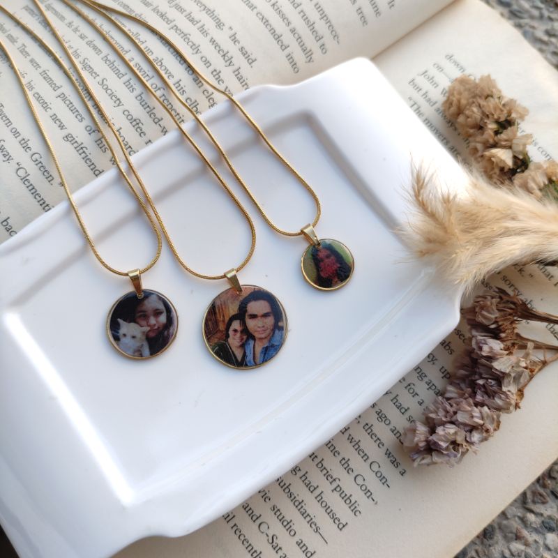 Resin photo pendant top