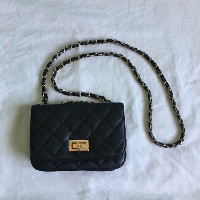 Black sling best sale bag with chain