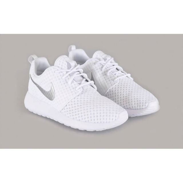 White nike hot sale roshe runs