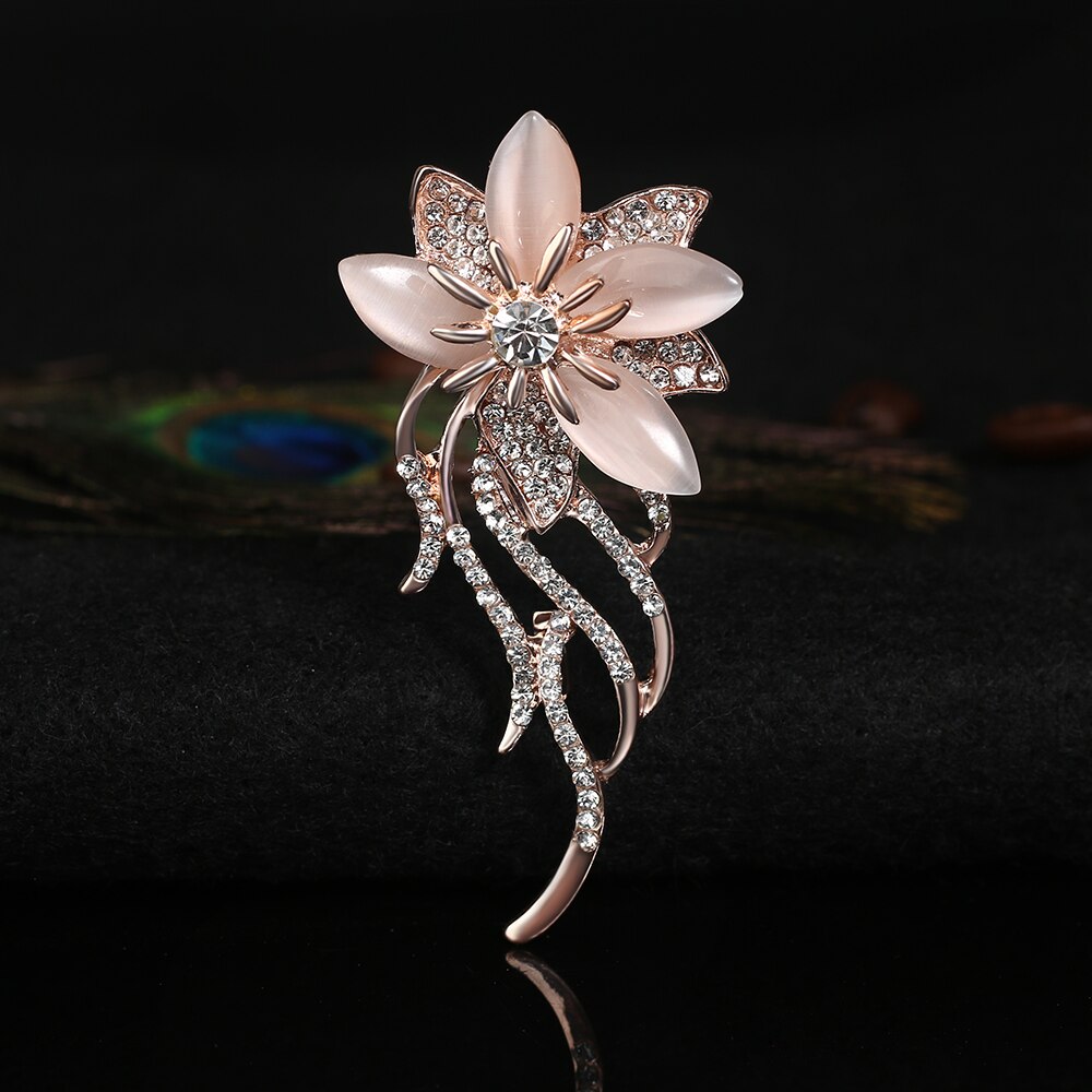 ブローチ・コサージュ Crystal Flower Fringe Brooch Gucci Crystal Flower Fringe Brooch - Runway Catalog