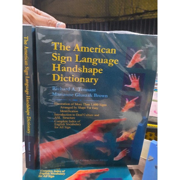 The American Sign Language Handshape Dictionary Illustrated Metlay ...