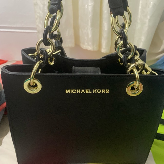 Michael kors black hot sale bag with gold chain