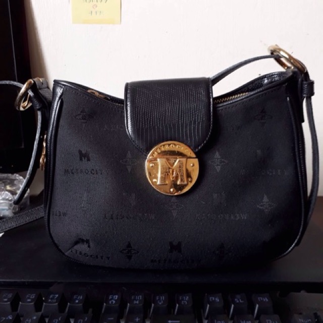 METRO CITY SLING BAG with FREE Anna Sui Coin Purse