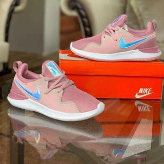 Nike hotsell women tessen