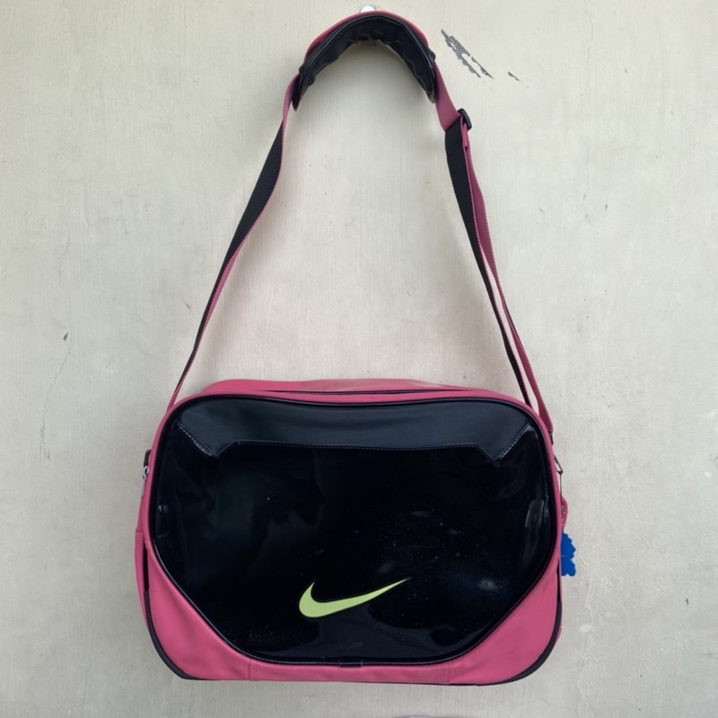 Pink nike 2024 duffle bag