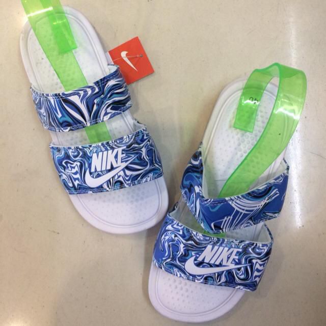 Nike slides white hot sale and blue