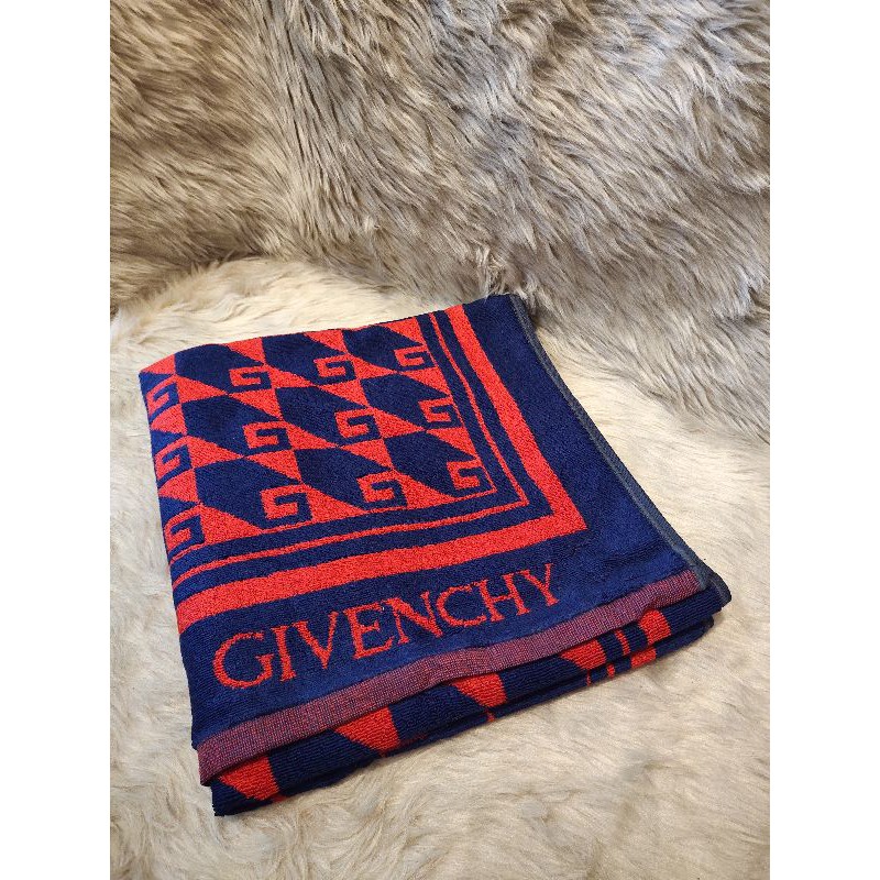 Givenchy best sale bath towel