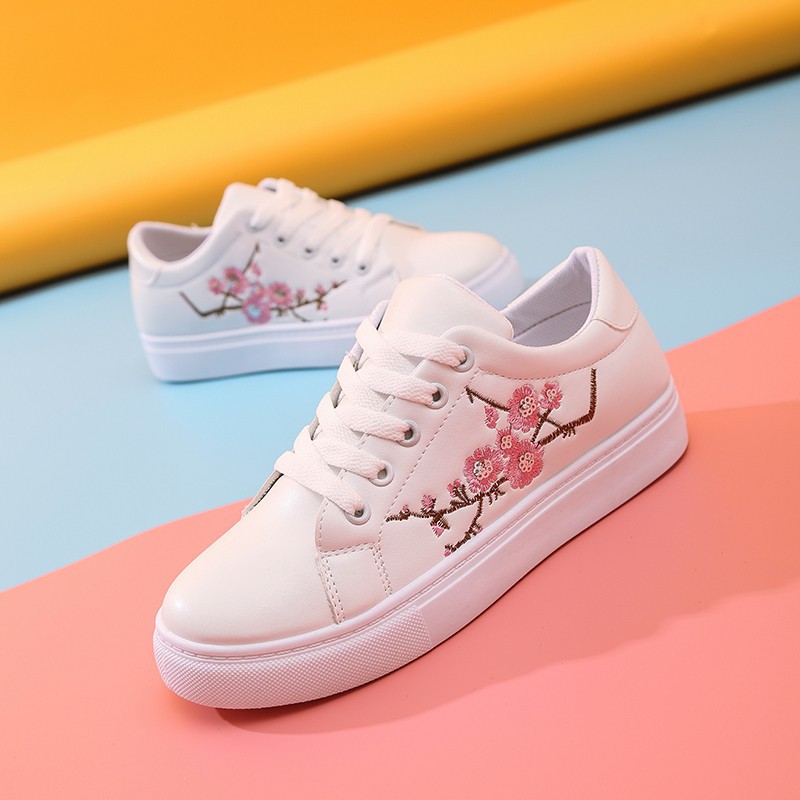 White sneakers with flower hot sale embroidery