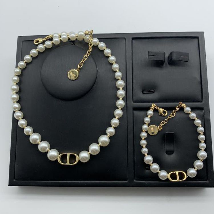 Pearl deals necklace dior