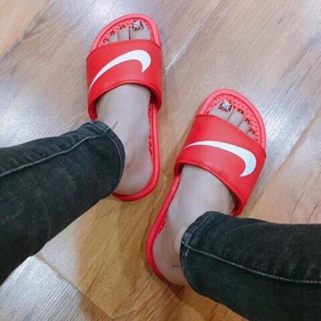 Nike benassi clearance swoosh on feet