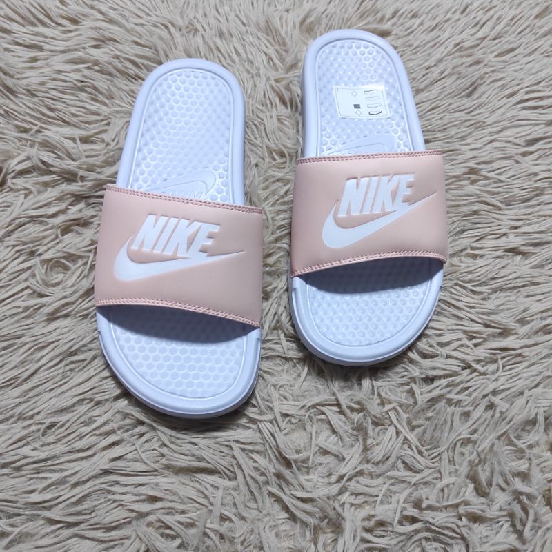 Women's white best sale nike benassi slides