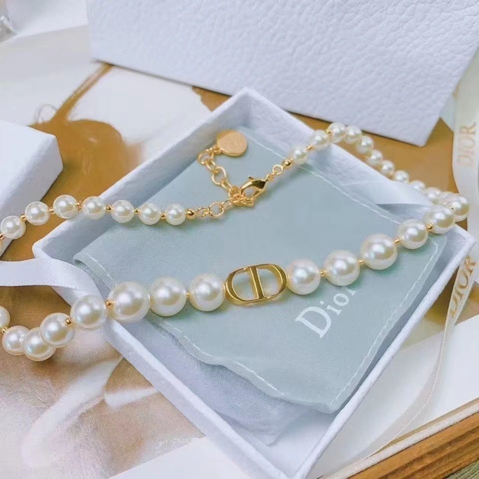 Dior pearl outlet necklace