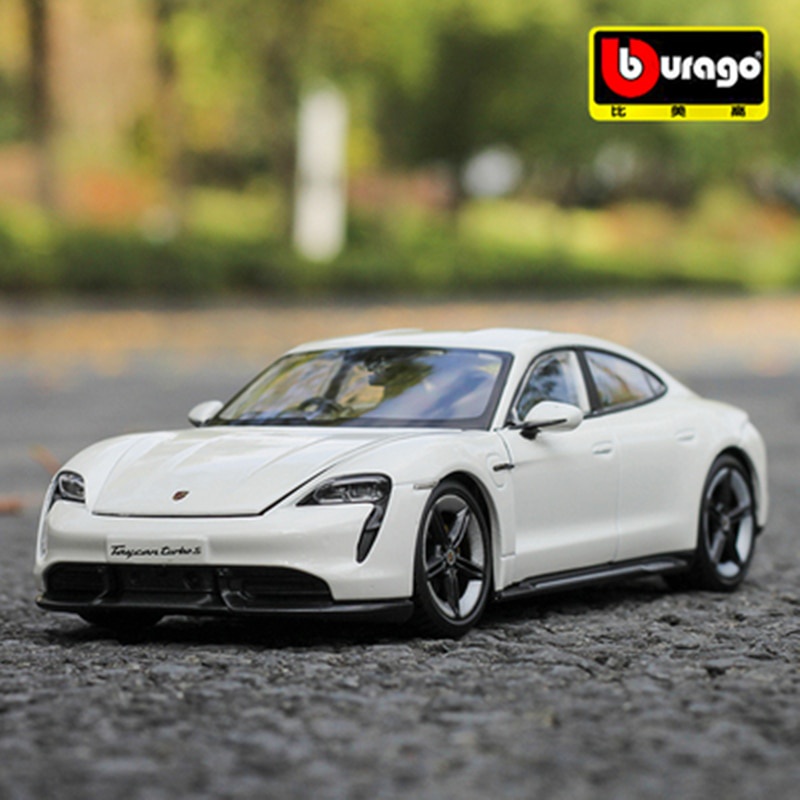 Bburago Modellauto Porsche Taycan 1:24 – Detailgetreue Nachbildung In Blau, Mit Beweglichen Türen, Ca. 20 Cm