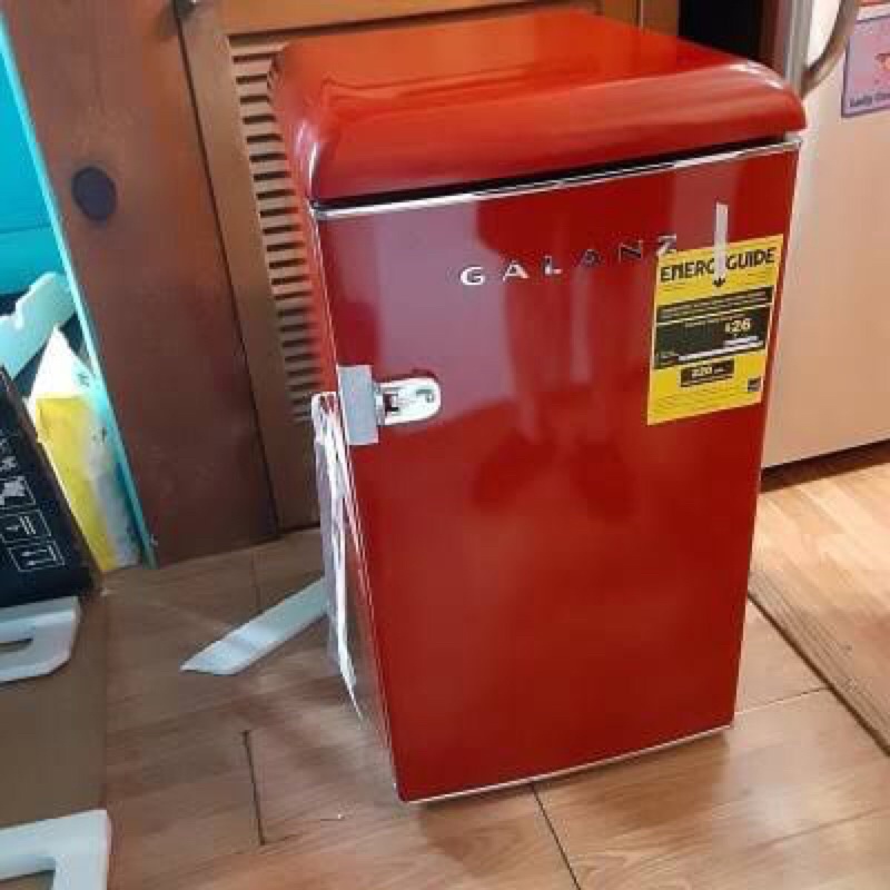 Galanz - Retro 2.5 Cu. Ft. Mini Fridge - Red  Mini fridge, Cool things to  buy, Retro fridge