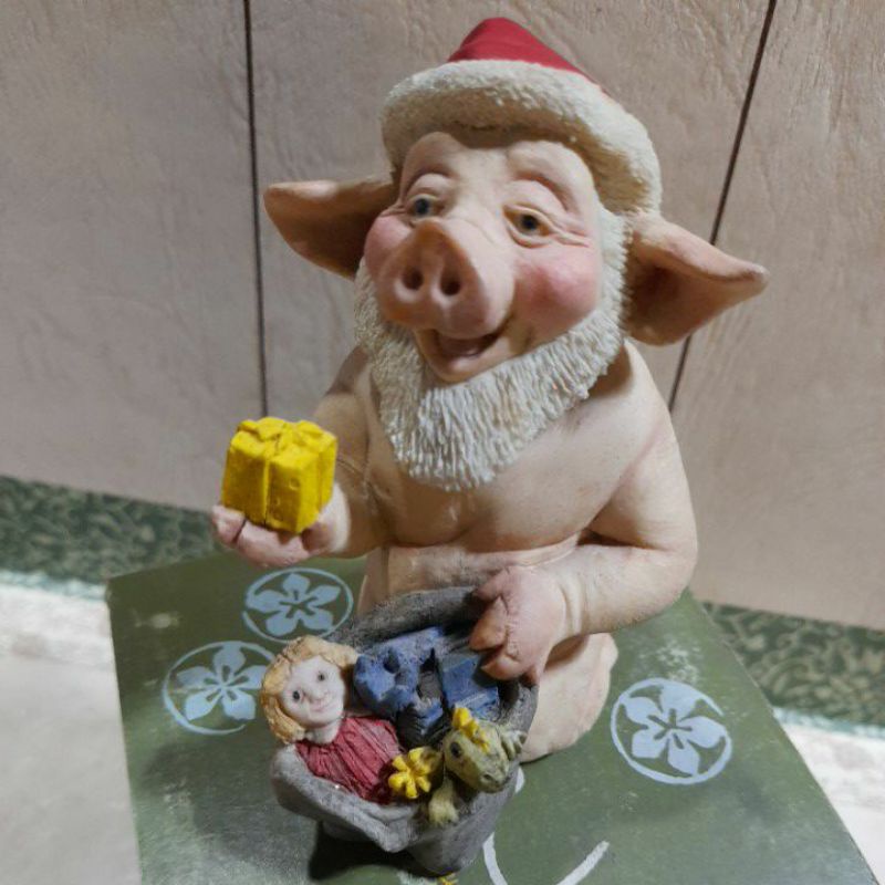 FIGURINE BIRTHMONTH PIG /SQUEALER DECEMBER THE PIG OF THE MONTH ...