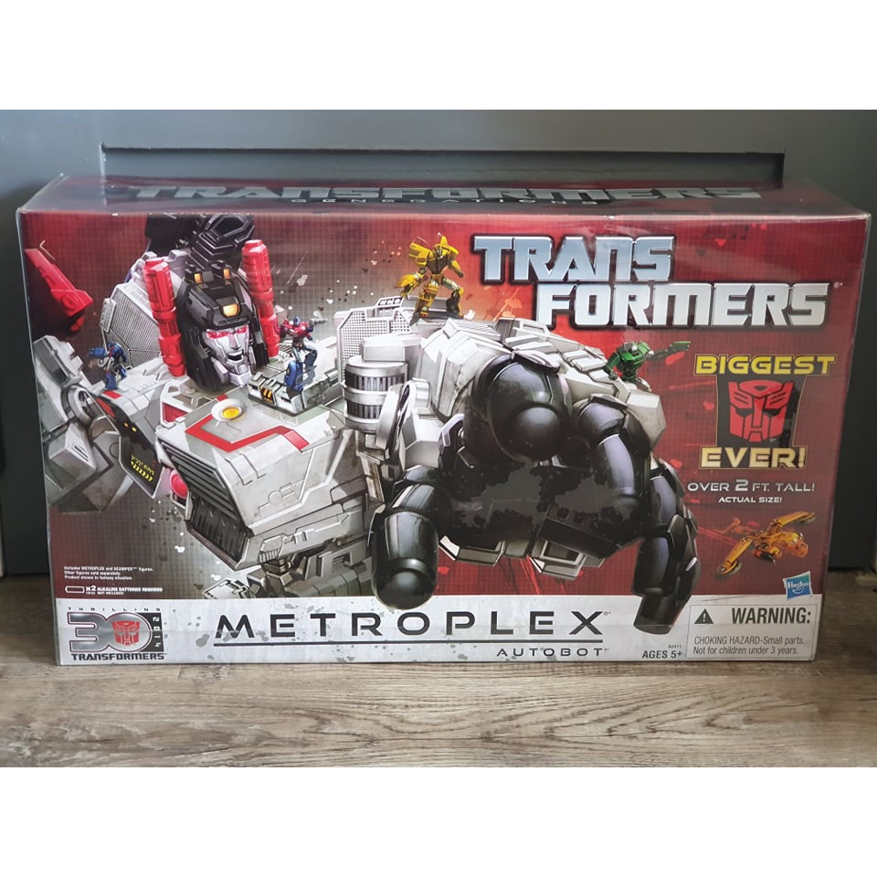 Transformers® Generations Thrilling 30 | Titan Class Metroplex