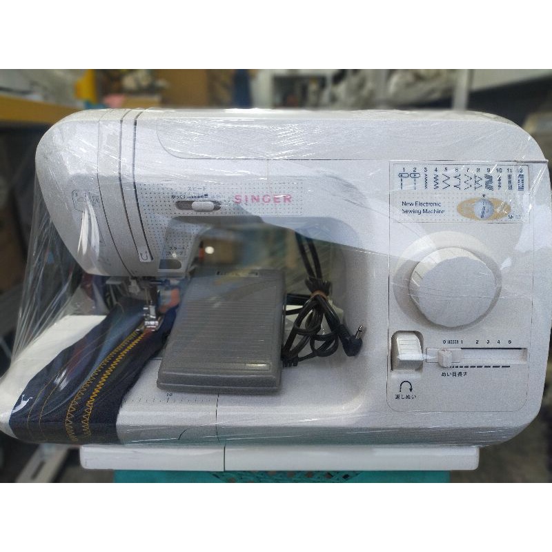 Singer Sewing Machine (dual operated push button and foot control