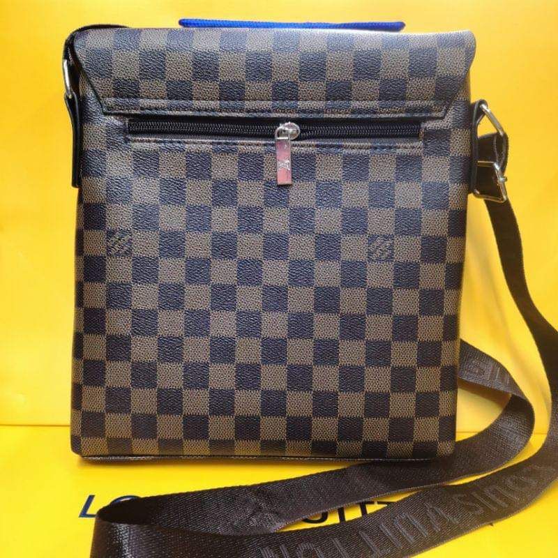 Louis Vuitton Messenger Bag & Sling Bag Lelaki, Men's Fashion, Watches &  Accessories, Wallets & Card Holders on Carousell