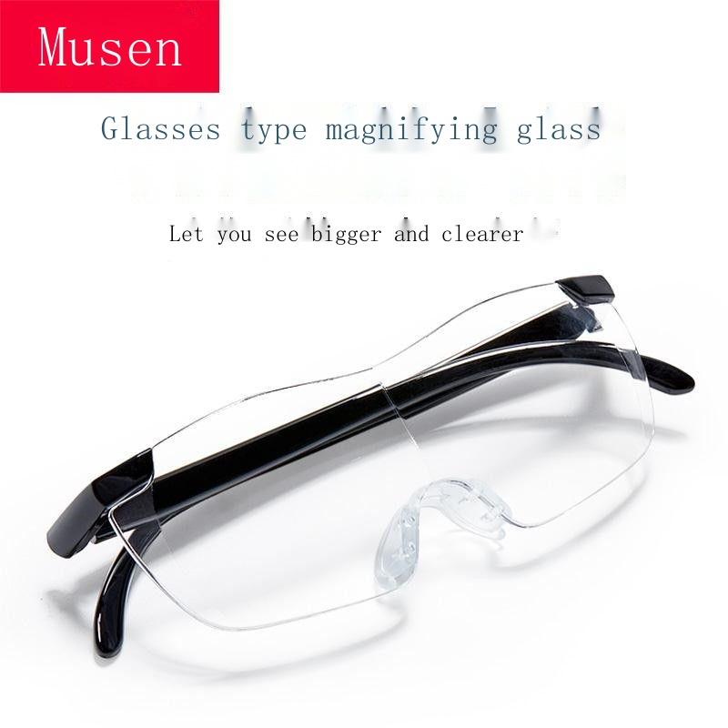 The elderly use a magnifying glass 3 times to read a book to read the