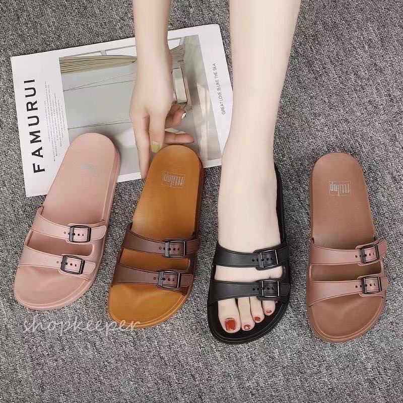 Slippers with 2 store straps