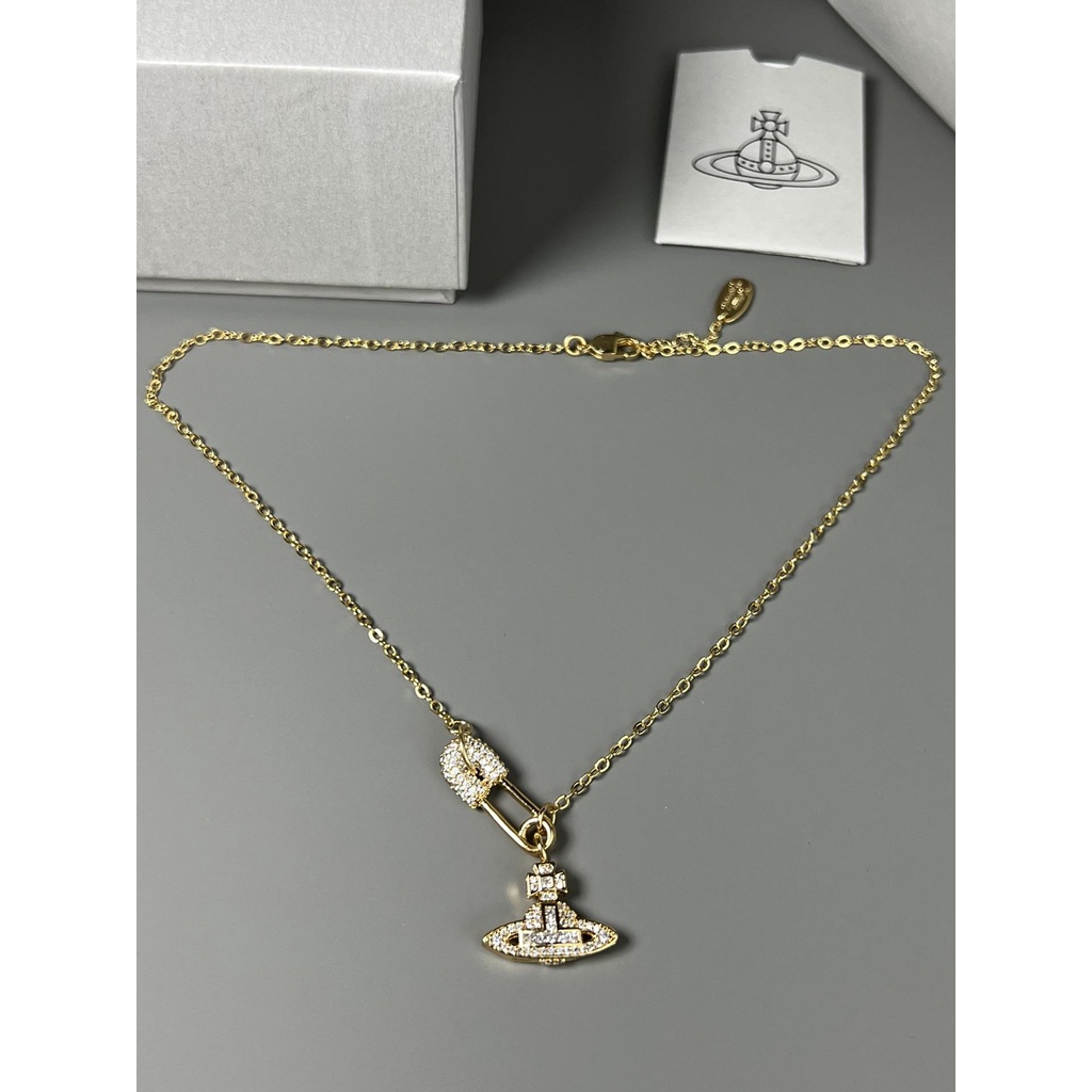 . Vivienne West Queen Mother Pin Necklace Isinasabit ng pin ang ...