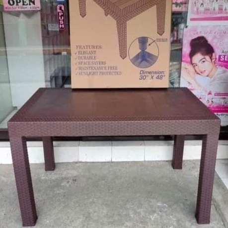 Bingo shop rattan table