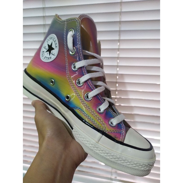 Hologram converse store