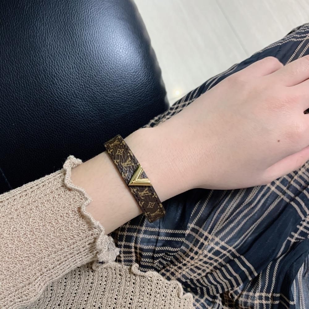 Shop Louis Vuitton MONOGRAM Essential V Bracelet (M6042F) by