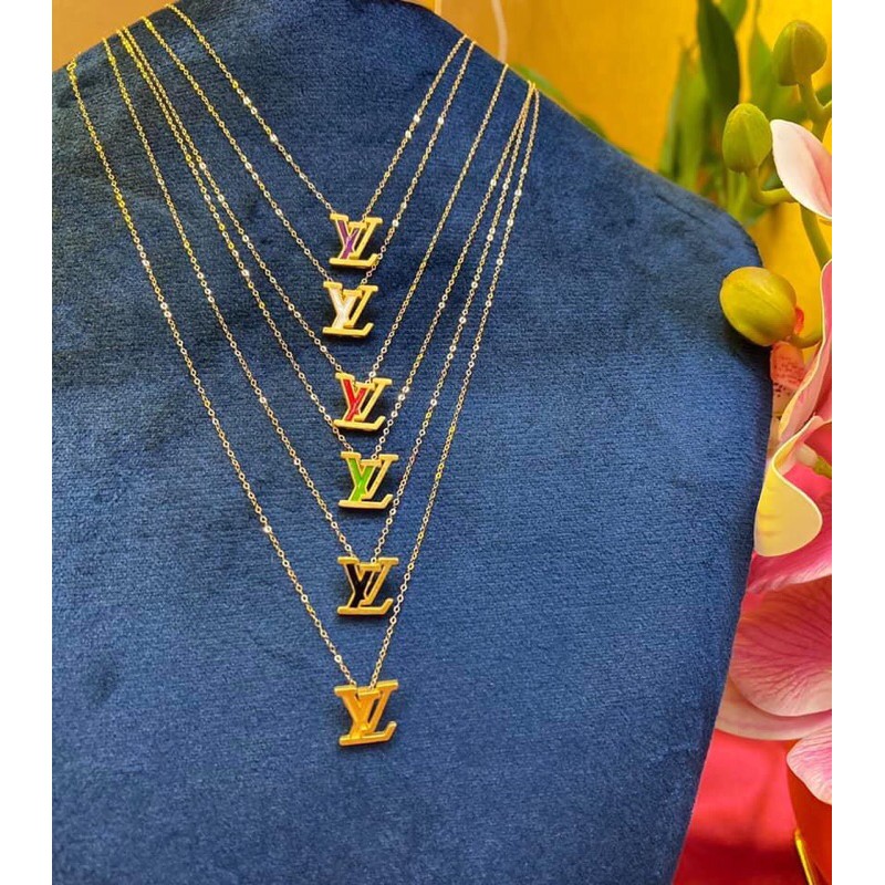 Lv deals pendant gold