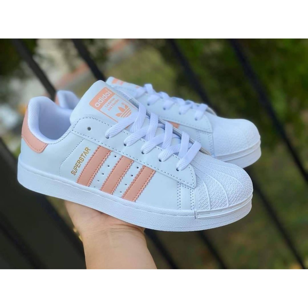 STAN SMITH SHOESA CLEAN AND CASUAL ICON WITH LACE FREE STYLE