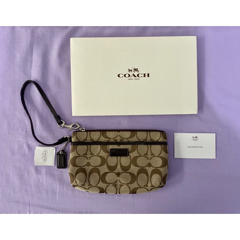 Medium size outlet wristlet